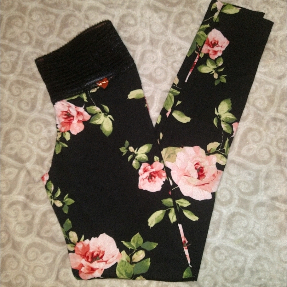 Cute booty floral leggings